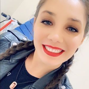 Meet your Posher, Deyanira